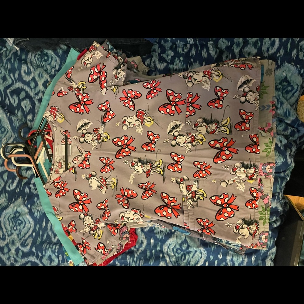 Minnie Mouse XS grey scrub top
